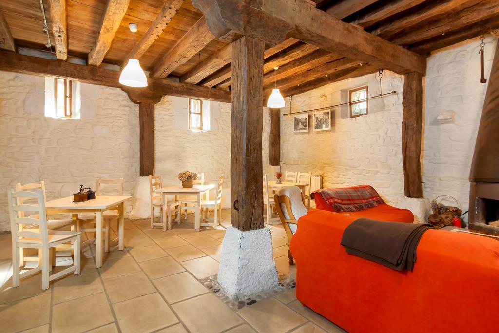 Casona Valle De Soba Regules Exterior photo